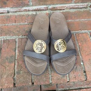 Crocs Sanrah Circle Slide Sandals Brown Gold medallions Size 10
